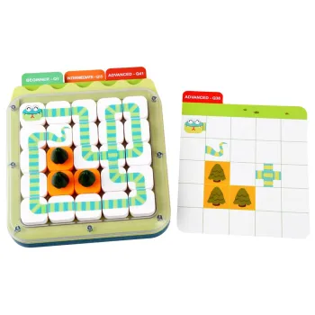 Plansza z ułożonym wężem i drzewkami podczas gry