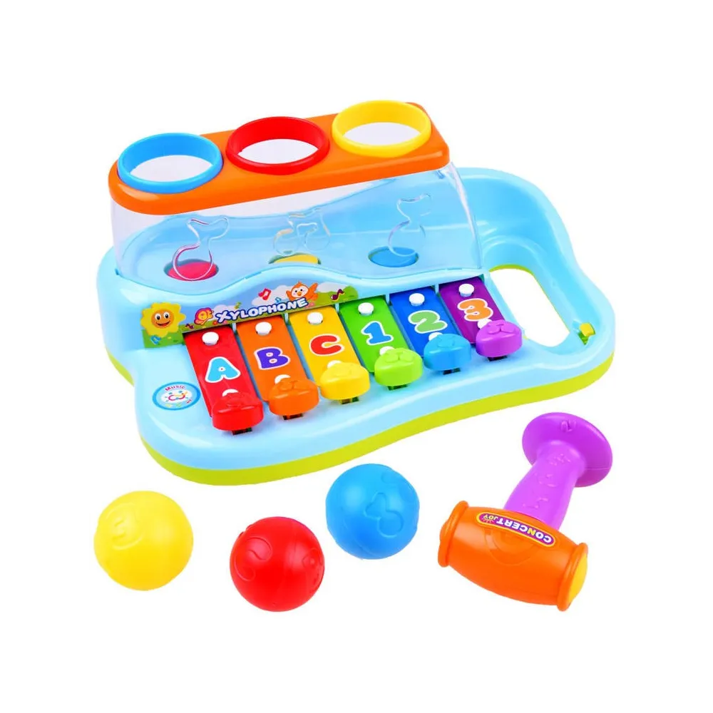 Edukacyjne cymbałki z piłeczkami i młotkiem na białym tle