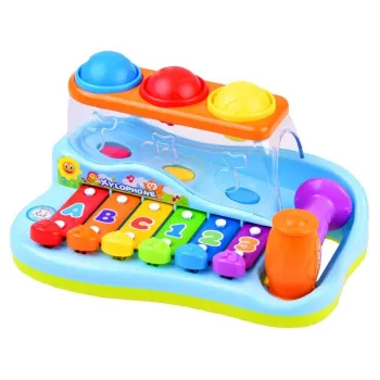 Zbliżenie na otwory do wrzucania piłeczek w cymbałkach