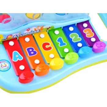 Cymbałki prezentowane w trakcie zabawy przez dziecko