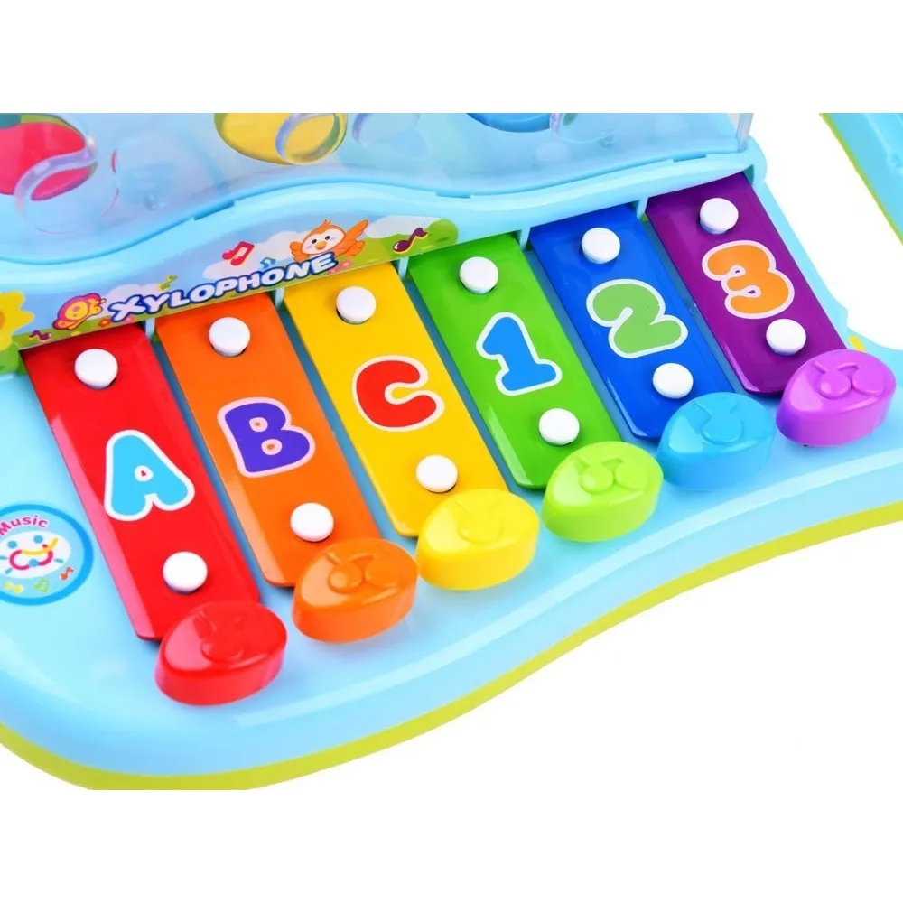 Cymbałki prezentowane w trakcie zabawy przez dziecko