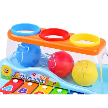 Szczegółowy widok kolorowych detali na powierzchni cymbałków