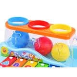 Szczegółowy widok kolorowych detali na powierzchni cymbałków