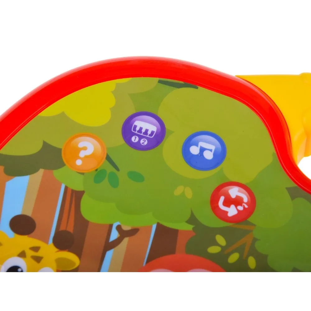 Pianinko interaktywne podczas zabawy w dziecięcych rękach