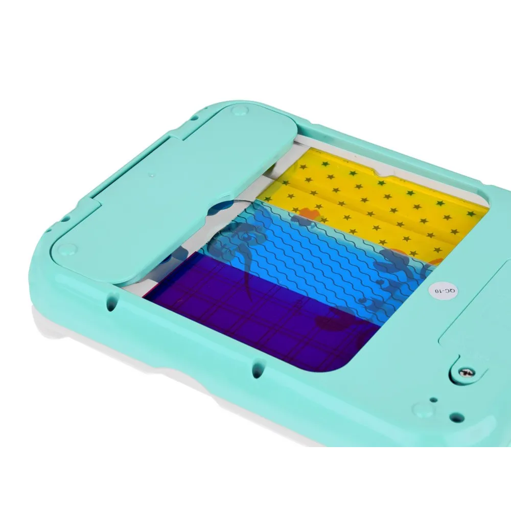 dziecko bawiące się interaktywną grą do nauki kolorów