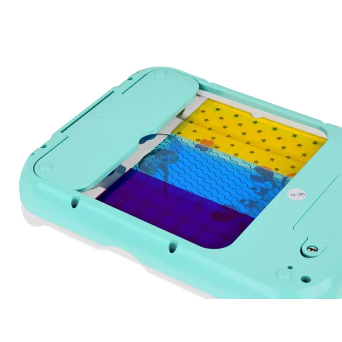 dziecko bawiące się interaktywną grą do nauki kolorów