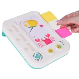 tablet edukacyjny z kartami postaci i dekoracyjnymi