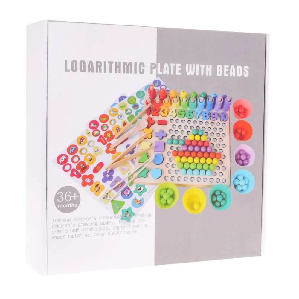 dziecko bawiące się zestawem do układania wzorów z drewna