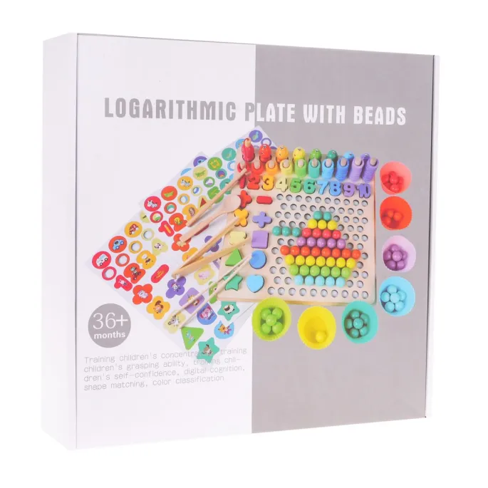 dziecko bawiące się zestawem do układania wzorów z drewna