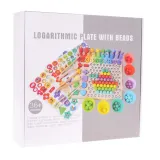 dziecko bawiące się zestawem do układania wzorów z drewna