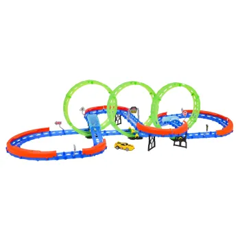 Zbliżenie na samochodzik z podświetleniem LED podczas jazdy po torze