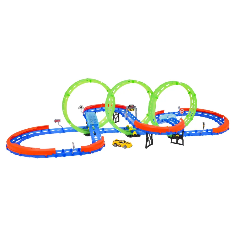 Zbliżenie na samochodzik z podświetleniem LED podczas jazdy po torze