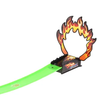 dziecko montujące elementy konstrukcyjne toru wyścigowego w pokoju