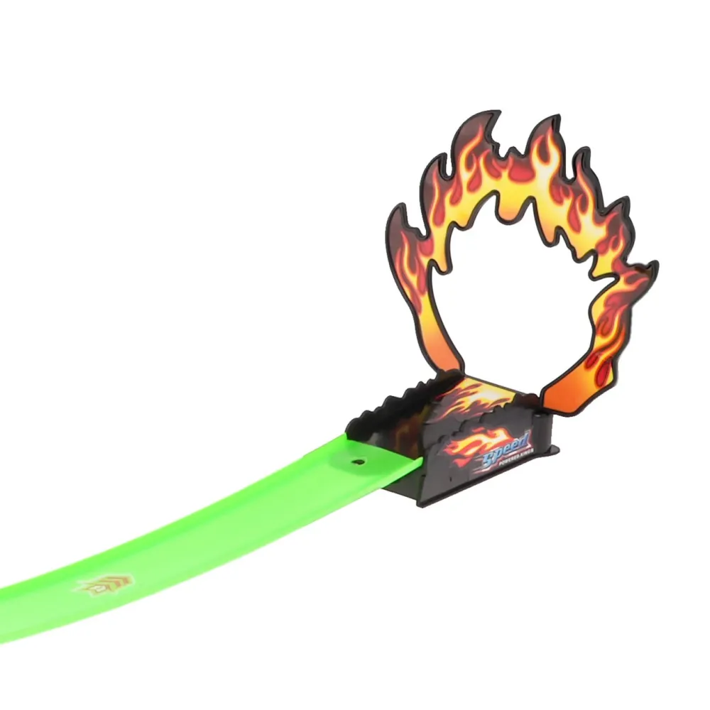 dziecko montujące elementy konstrukcyjne toru wyścigowego w pokoju