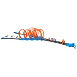 Widoczne zakręcone pętle toru wyścigowego z efektami świetlnymi