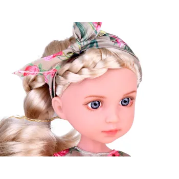 Subtelnie odwzorowane rysy twarzy lalki, zbliżenie na oczy