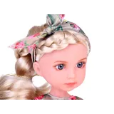 Subtelnie odwzorowane rysy twarzy lalki, zbliżenie na oczy