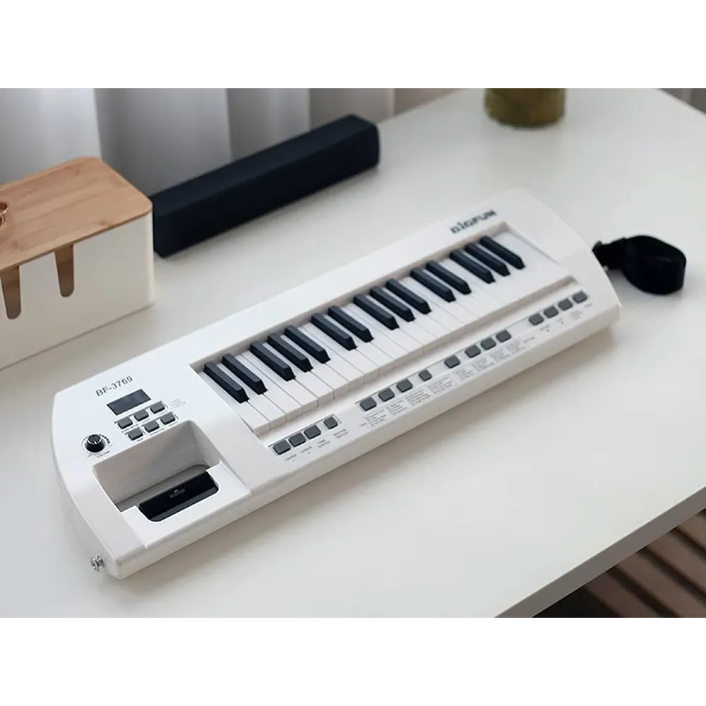 mikrofon dołączony do pianina dziecięcego, zamontowany z boku