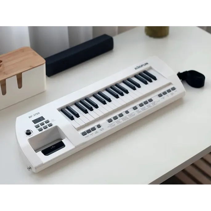 mikrofon dołączony do pianina dziecięcego, zamontowany z boku