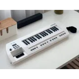 mikrofon dołączony do pianina dziecięcego, zamontowany z boku