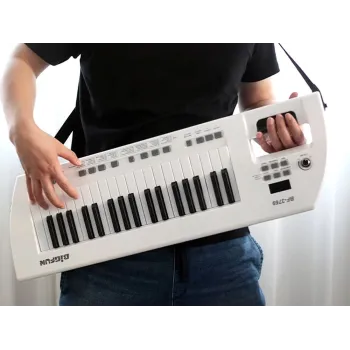 zestaw pianina i mikrofonu z widocznym wejściem na słuchawki