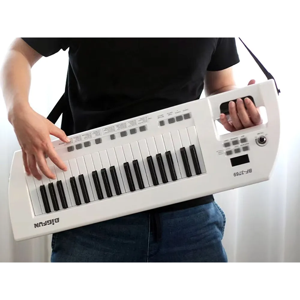 zestaw pianina i mikrofonu z widocznym wejściem na słuchawki