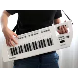 zestaw pianina i mikrofonu z widocznym wejściem na słuchawki