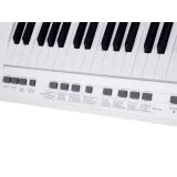 elektryczne pianino dziecięce prezentowane na białym tle