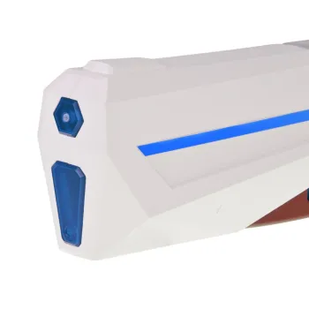 widok pistoletu karabinu podczas wystrzału fluorescencyjnej wody