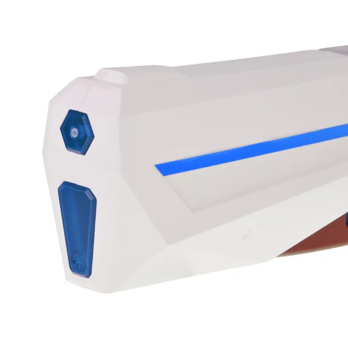 widok pistoletu karabinu podczas wystrzału fluorescencyjnej wody