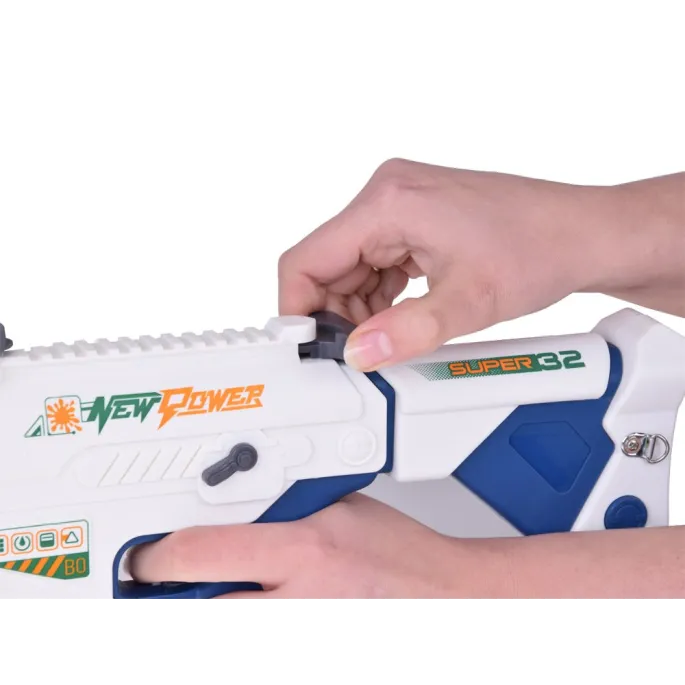 pistolet na wodę zapakowany w kolorowe pudełko na prezent