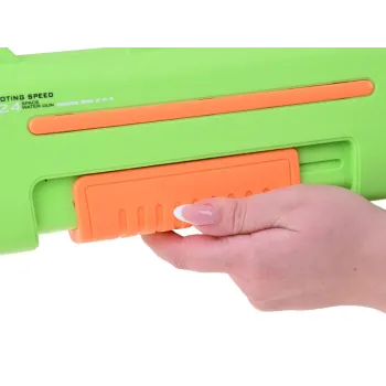 strumień wody podczas użycia pistoletu elektrycznego na zewnątrz