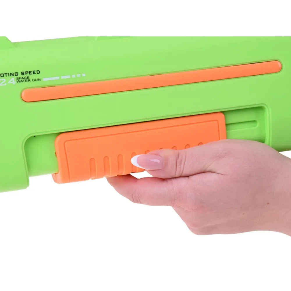 strumień wody podczas użycia pistoletu elektrycznego na zewnątrz