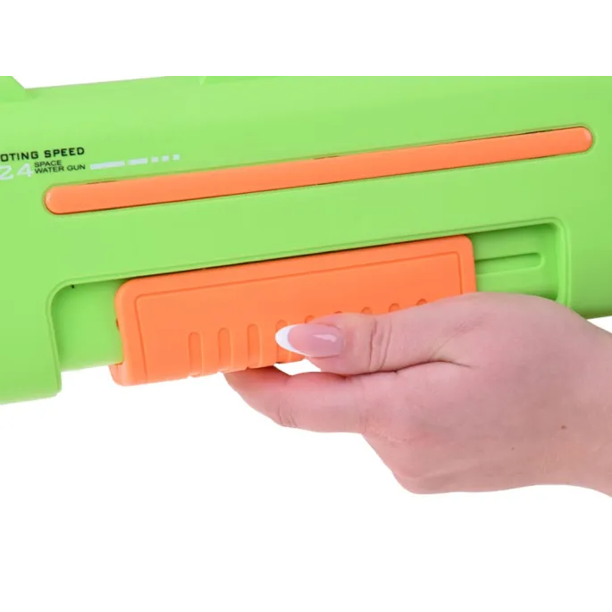 strumień wody podczas użycia pistoletu elektrycznego na zewnątrz