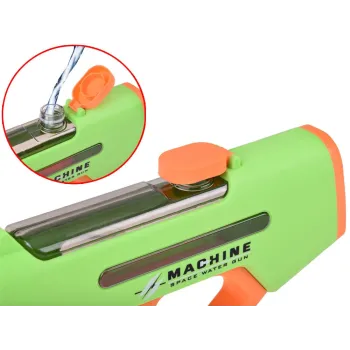 dziecko bawiące się elektrycznym pistoletem na wodę na świeżym powietrzu