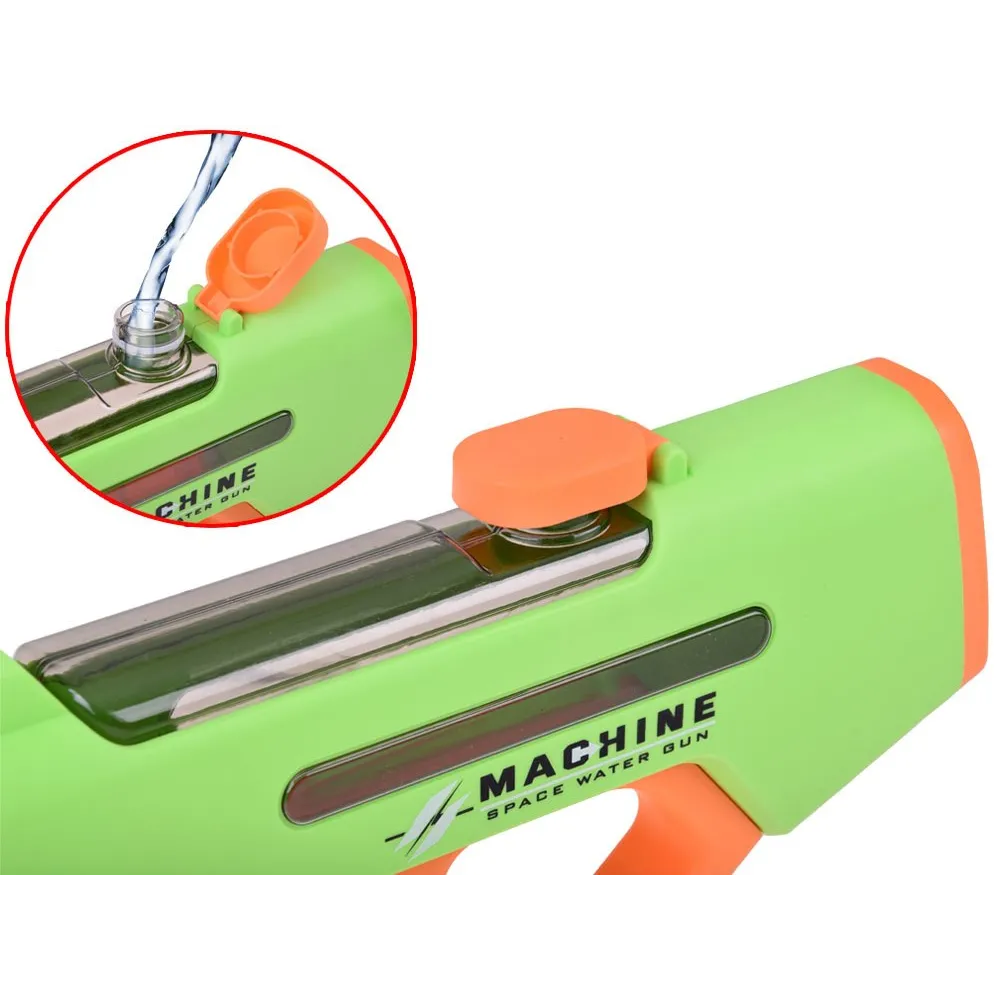 dziecko bawiące się elektrycznym pistoletem na wodę na świeżym powietrzu