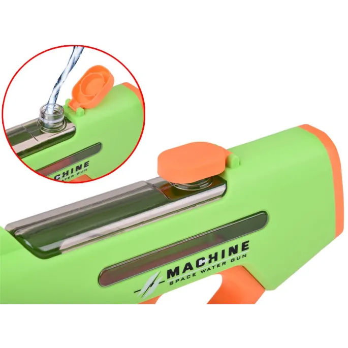 dziecko bawiące się elektrycznym pistoletem na wodę na świeżym powietrzu