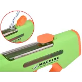 dziecko bawiące się elektrycznym pistoletem na wodę na świeżym powietrzu