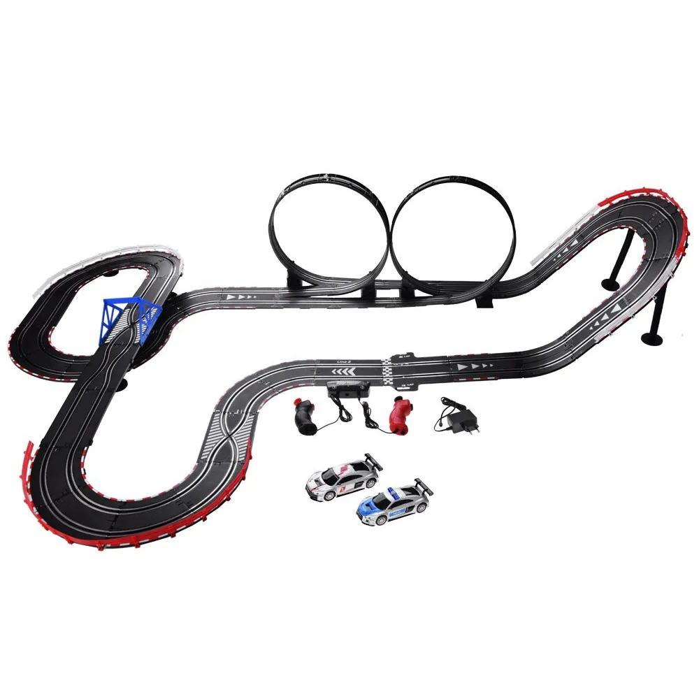 zbliżenie na szczegóły samochodu audi umieszczonego na torze rajdowym