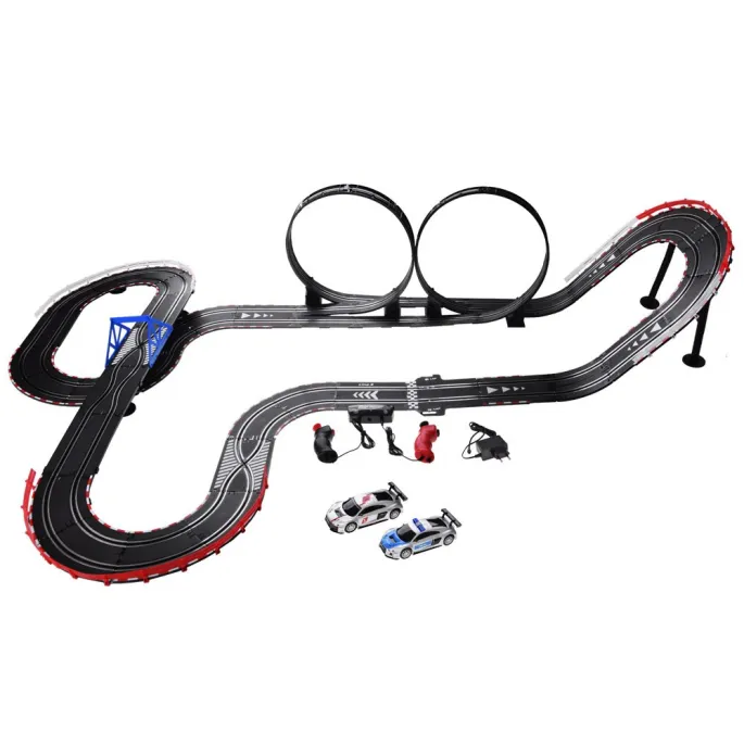 zbliżenie na szczegóły samochodu audi umieszczonego na torze rajdowym