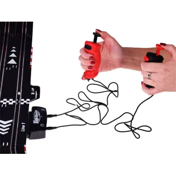 widok całego rozłożonego toru o wymiarach 187 x 120 x 40 cm z samochodami