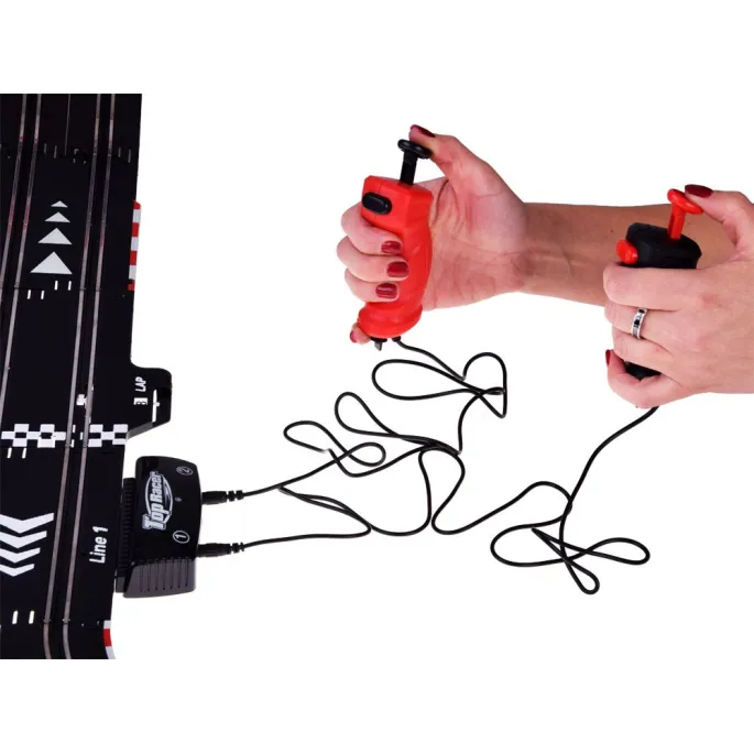 widok całego rozłożonego toru o wymiarach 187 x 120 x 40 cm z samochodami