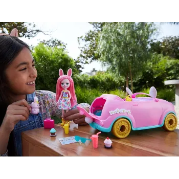 Zamykanie bagażnika króliczkowozu z walizką i kremem przeciwsłonecznym