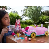 Zamykanie bagażnika króliczkowozu z walizką i kremem przeciwsłonecznym