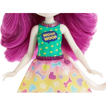 Zbliżenie na twarz lalki Dessa z sympatycznymi uszami i ogonem