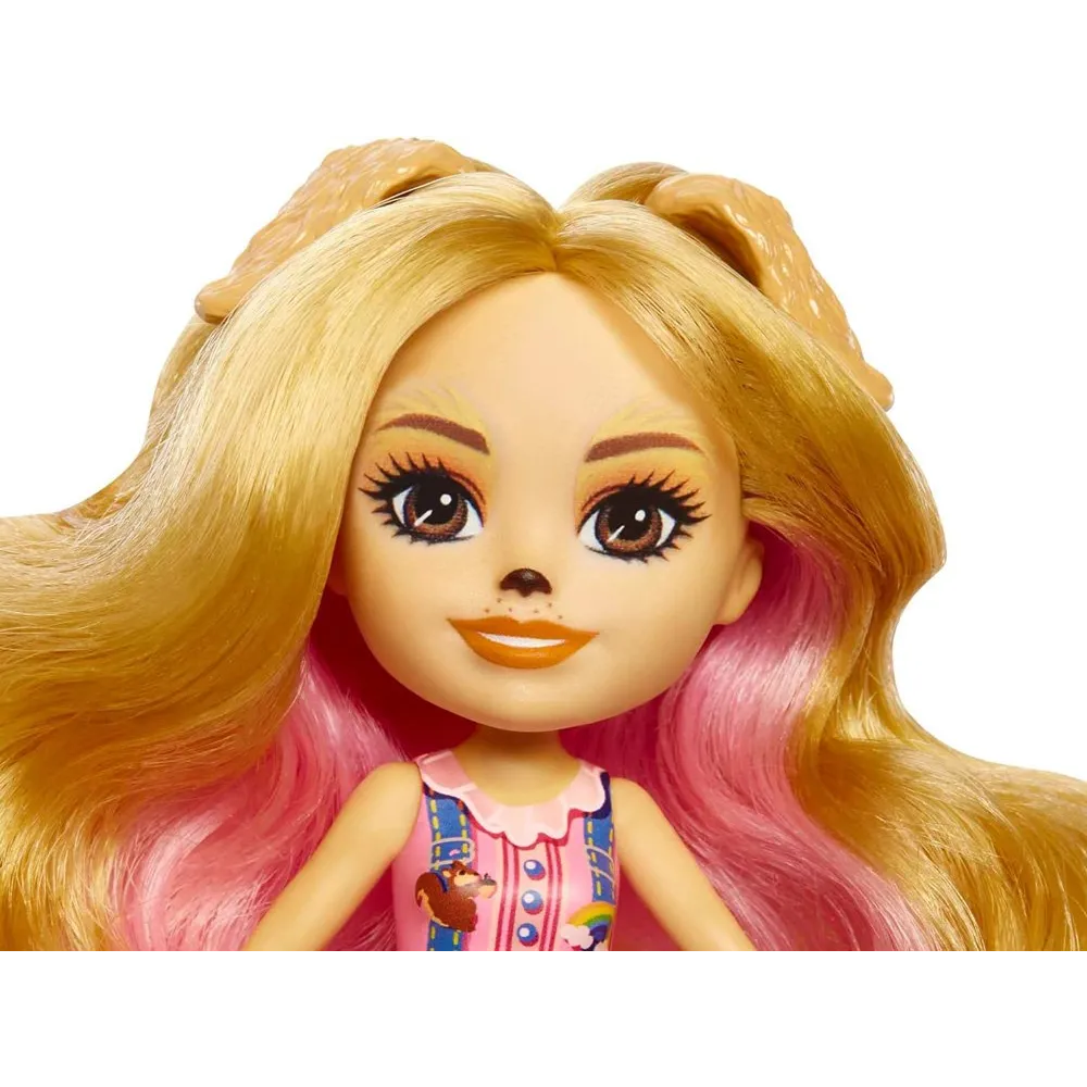 zestaw Enchantimals z lalką, szczeniakami i wiewiórką na białym tle