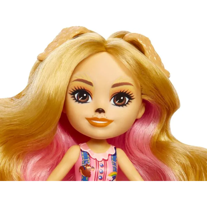 zestaw Enchantimals z lalką, szczeniakami i wiewiórką na białym tle