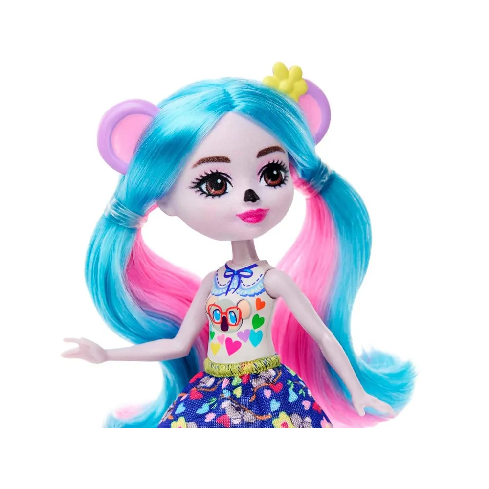 Lalka z ruchomymi kończynami podczas kreatywnej zabawy