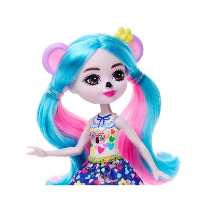 Lalka z ruchomymi kończynami podczas kreatywnej zabawy