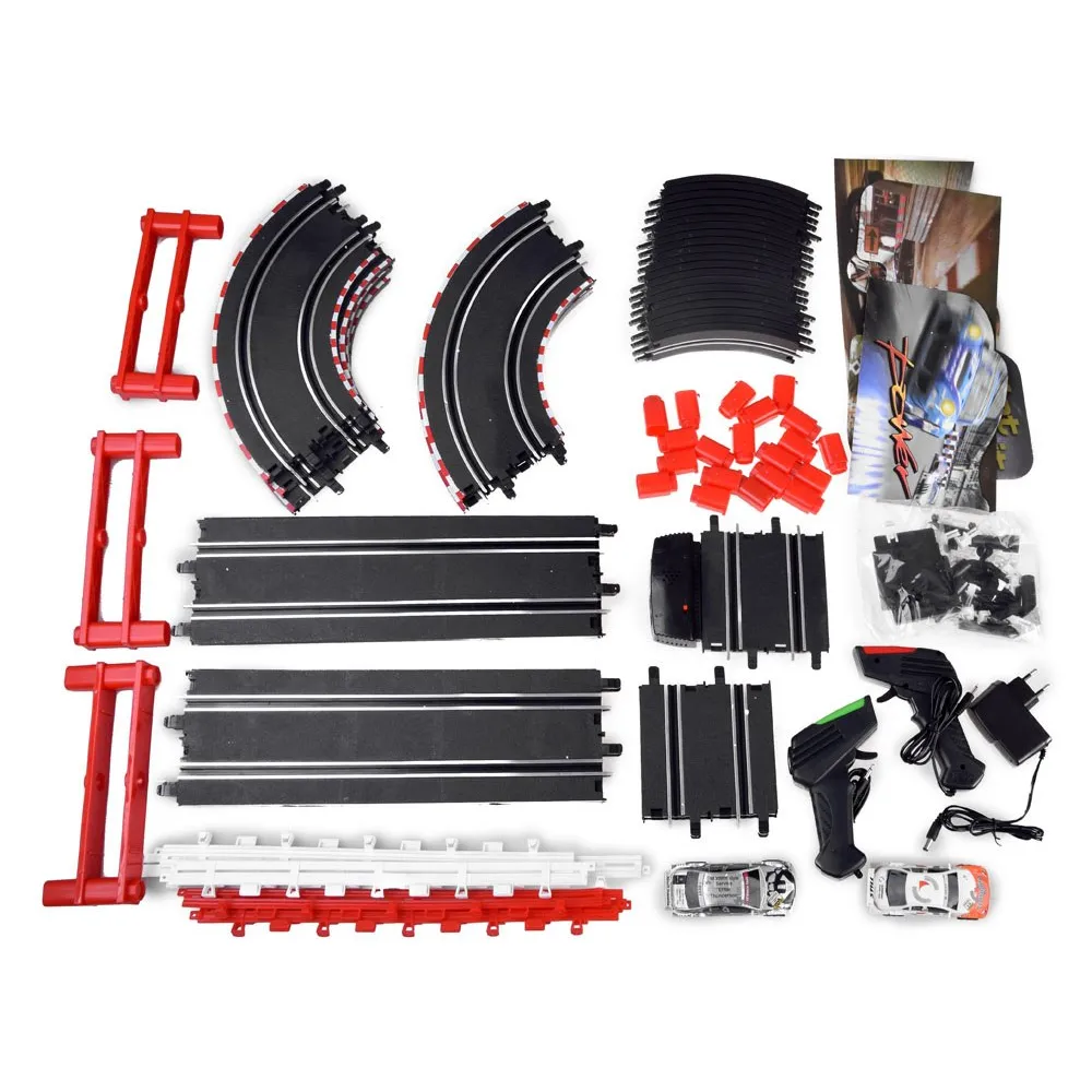 zbliżenie na zakręt toru z bandą bezpieczeństwa